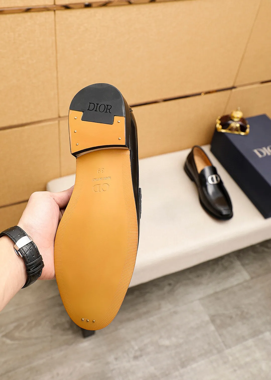 Men's shoes 💰480 💐 Product trademark: Dior "Dior" casual leather shoes Regular size: 39-44 (45🉑️customized) Product materials: Selected Italian imported first-layer beaded cowhide upper + classic hardware buckle, imported water-dyed 🐂 cowhide lining. Strong three-dimensional visual effect, original outsole color: 1⃣️color optional